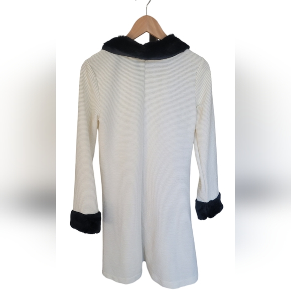 Lilt Elegant White blazer with Black buttons and faux fur collar & sleeve's cuff - Picture 2 of 10